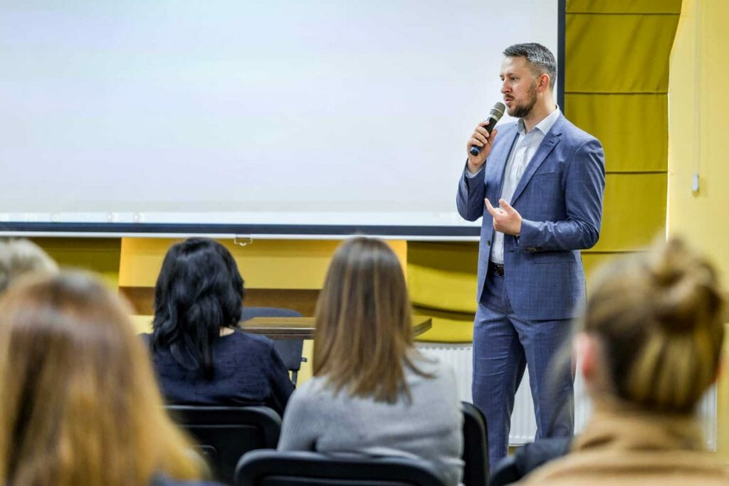 speaker-on-stage-presentation